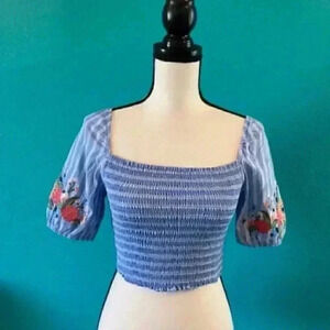 ⭐️ Super cute off the shoulder crop top with flower embroidered sleeves